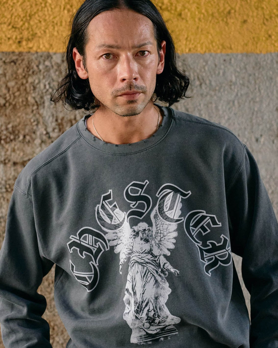 ピグメント後染デザインプリント クルーネックスウェット -Ozzy-【予約販売3月上旬~中旬入荷】