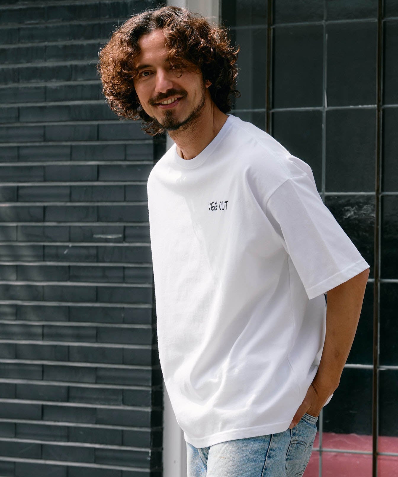 【予約販売7月初旬～中旬入荷】-Otis-(ｵｰﾃｨｽ） "VEG OUT" メッセージプリント Tシャツ