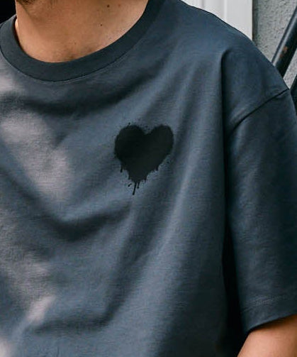 【予約販売7月初旬〜中旬入荷】 -Elio-（ｴﾘｵ）グランジハート バックプリント Tシャツ