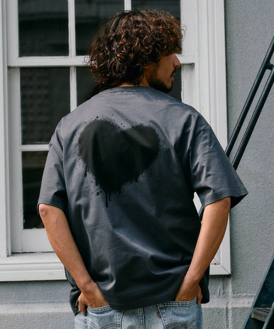 【予約販売8月下旬入荷】 -Elio-（ｴﾘｵ）グランジハート バックプリント Tシャツ