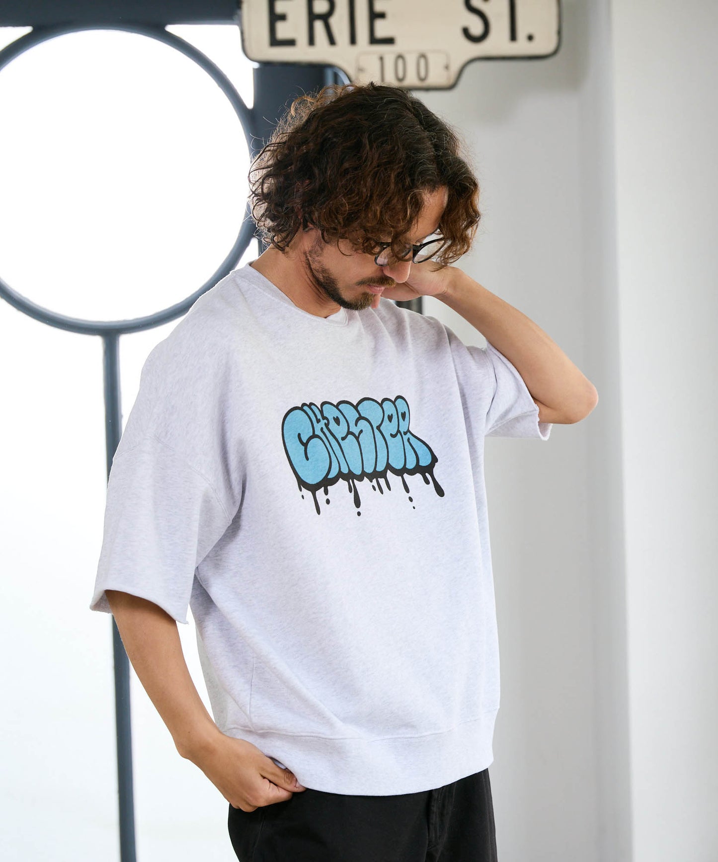 【予約販売7月初旬～中旬入荷】-Finn-(ﾌｨﾝ)  グラフィティロゴ カットオフ ハーフスリーブスウェット