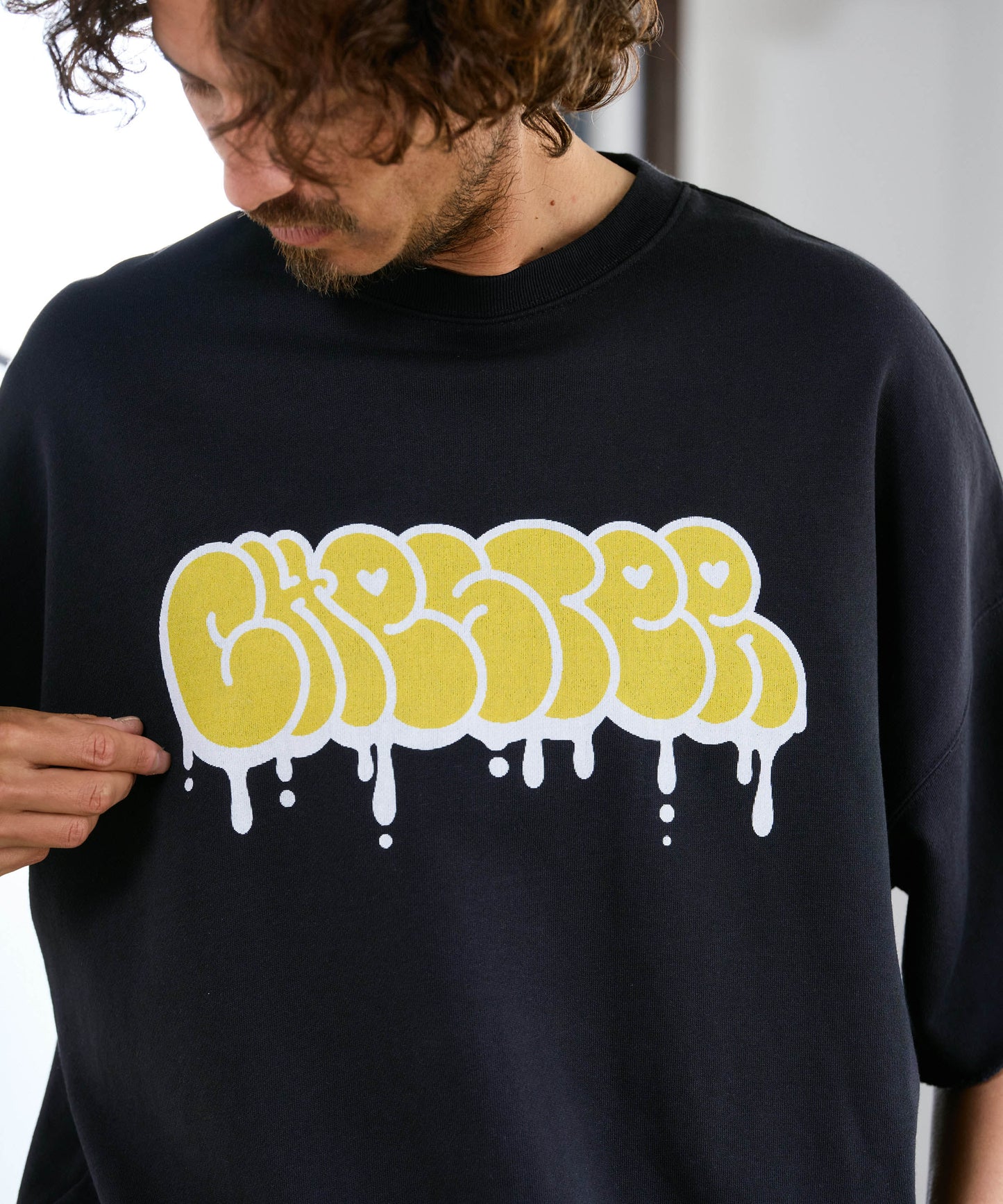 【予約販売7月初旬～中旬入荷】-Finn-(ﾌｨﾝ)  グラフィティロゴ カットオフ ハーフスリーブスウェット