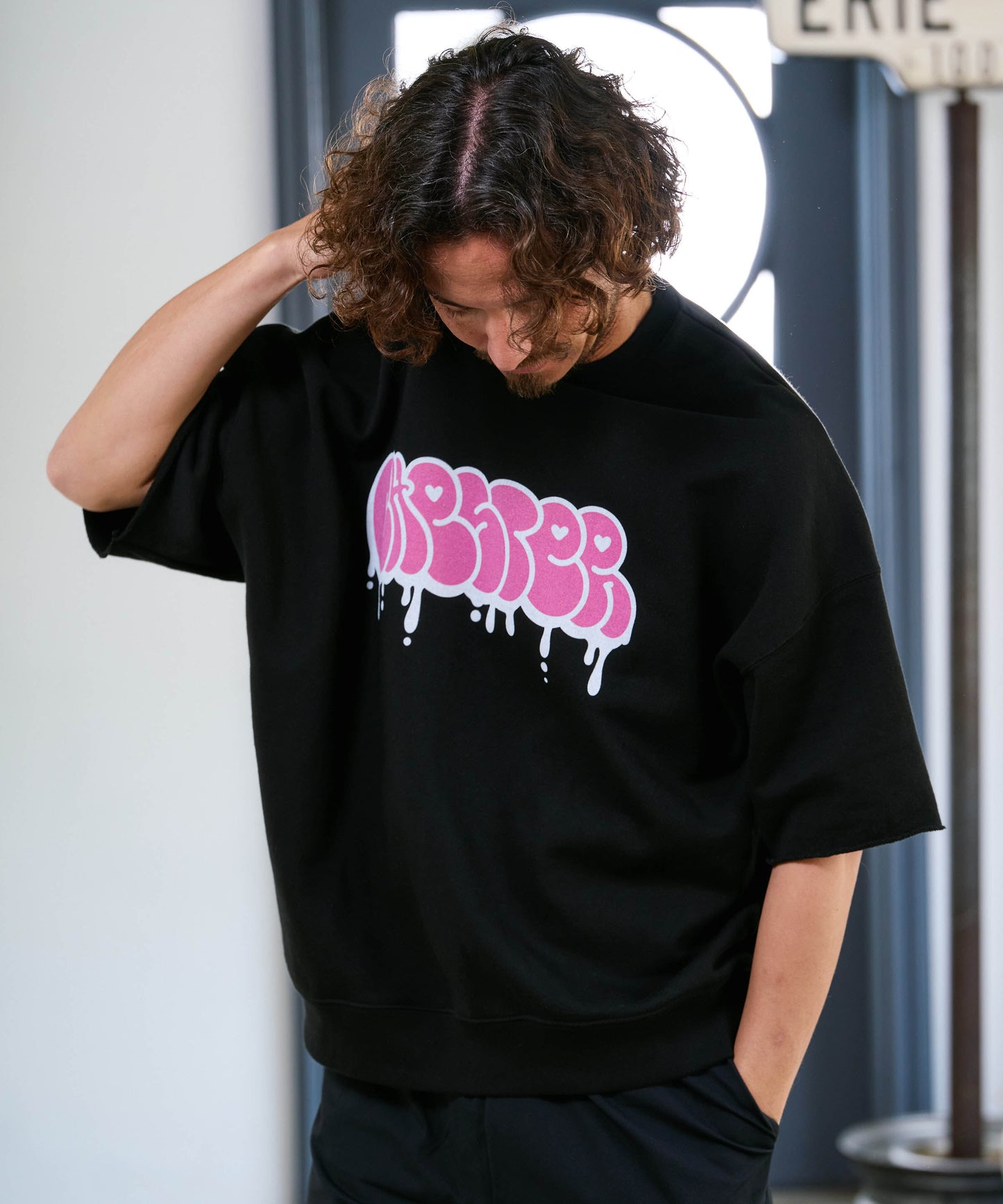 【予約販売7月初旬～中旬入荷】-Finn-(ﾌｨﾝ)  グラフィティロゴ カットオフ ハーフスリーブスウェット