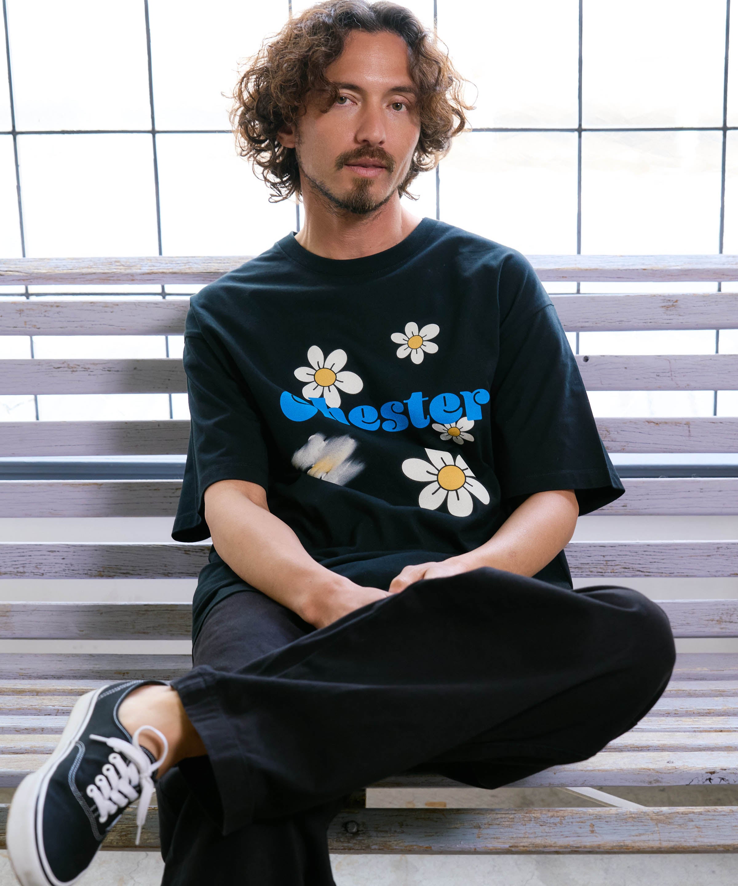 Indie-（ｲﾝﾃﾞｨｰ）デイジーフラワー＆ペイントスマッジ プリントTシャツ