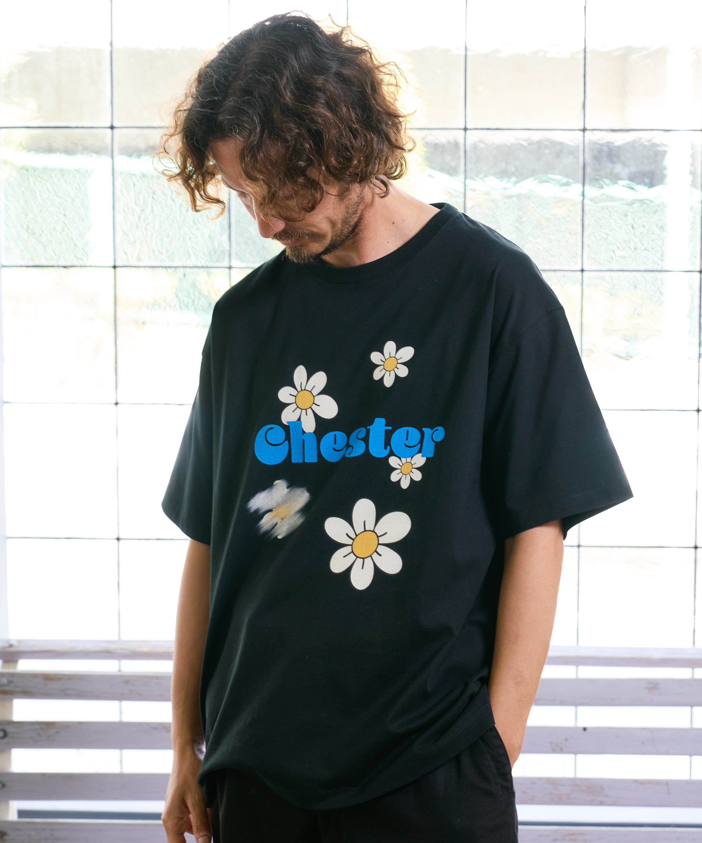Indie-（ｲﾝﾃﾞｨｰ）デイジーフラワー＆ペイントスマッジ プリントTシャツ
