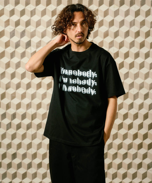 【予約販売7月初旬～中旬入荷】-Remy-（ﾚﾐｰ） "I'm nobody" メッセージプリント Tシャツ