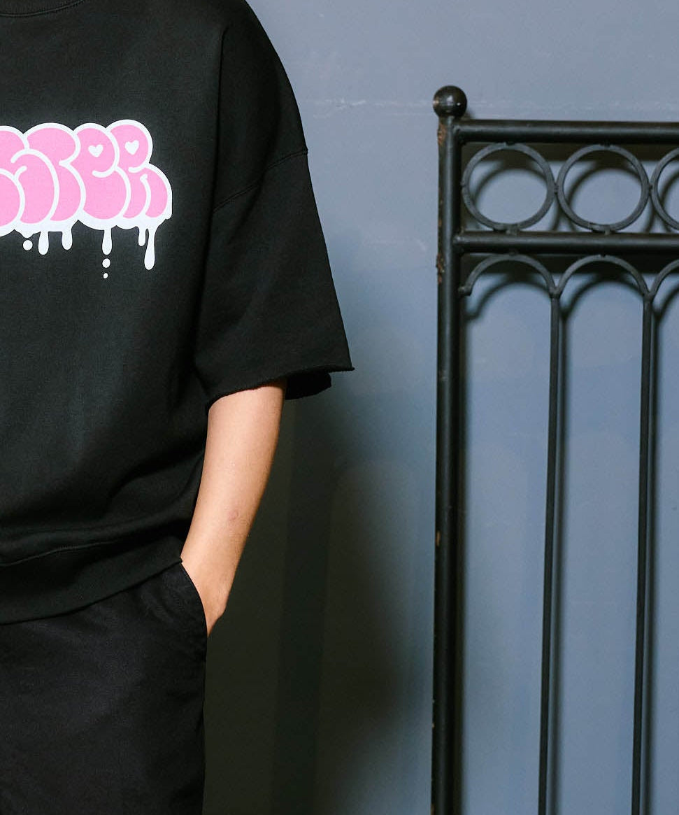 【予約販売7月初旬～中旬入荷】-Finn-(ﾌｨﾝ)  グラフィティロゴ カットオフ ハーフスリーブスウェット