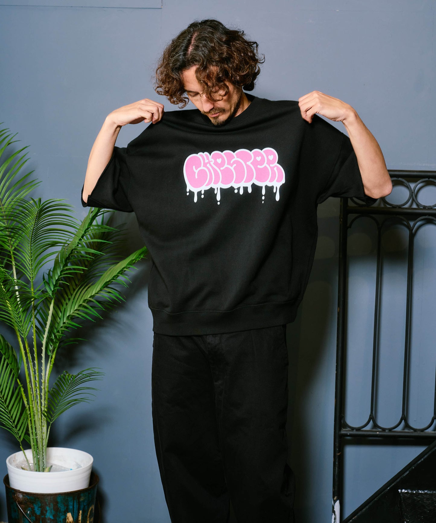 【予約販売7月初旬～中旬入荷】-Finn-(ﾌｨﾝ)  グラフィティロゴ カットオフ ハーフスリーブスウェット